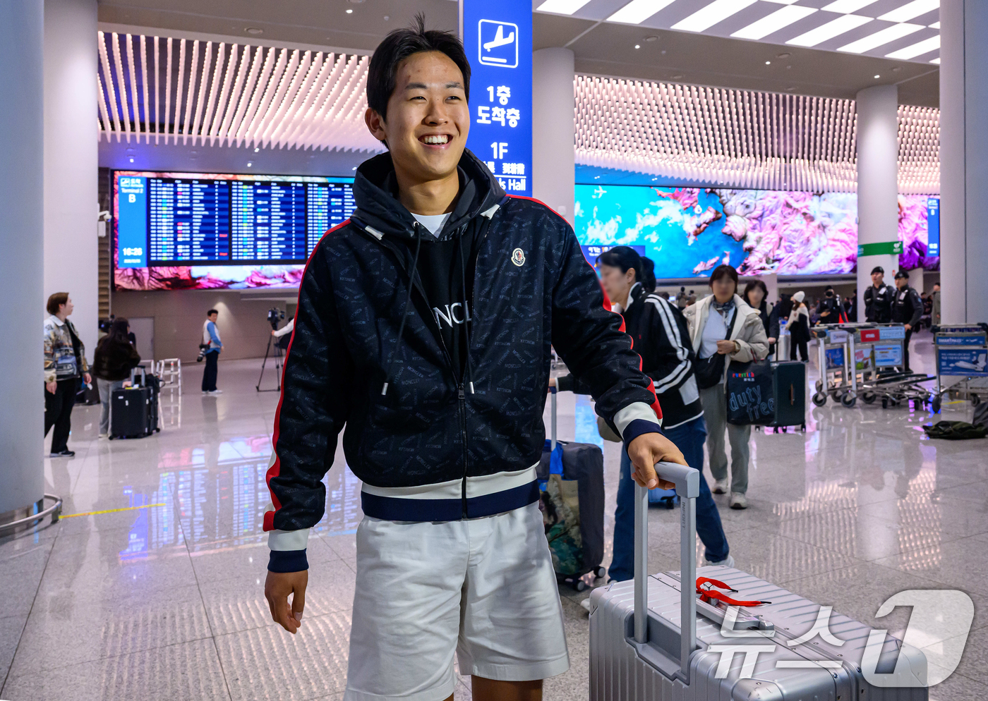 (인천공항=뉴스1) 오대일 기자 = 중동 사태 여파로 두바이 공항 운항 차질이 이어지면서 현지에 체류하던 한국인 체류객들이 5일 오후 인천국제공항을 통해 귀국하고 있다. (공동취재 …