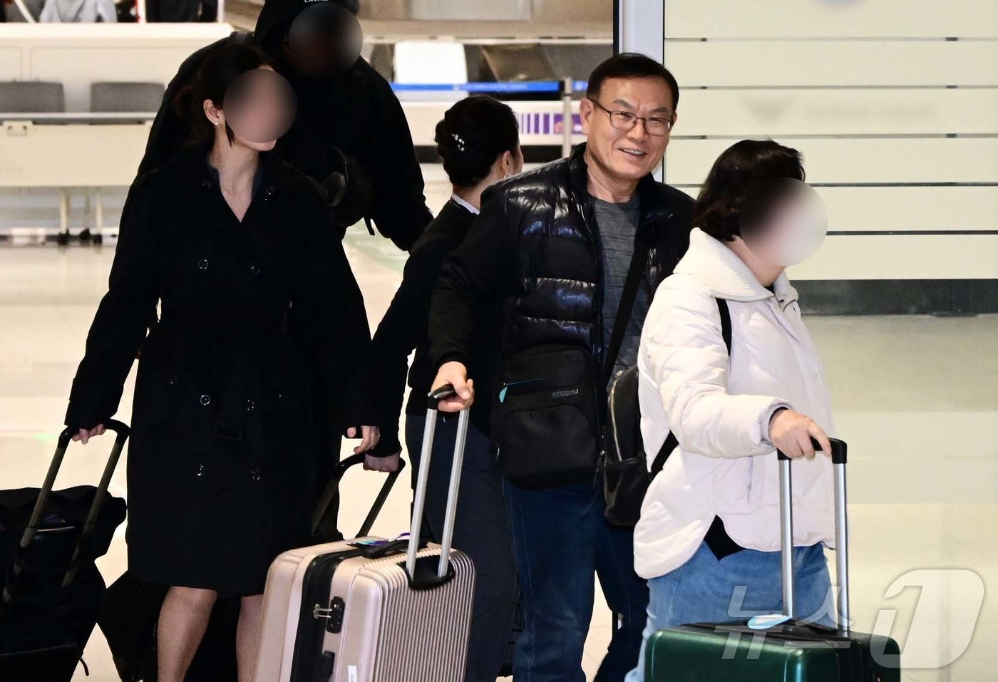(인천공항=뉴스1) 오대일 기자 = 중동 사태 여파로 두바이 공항 운항 차질이 이어지면서 현지에 체류하던 한국인 체류객들이 5일 인천국제공항으로 귀국하고 있다. (공동취재) 202 …