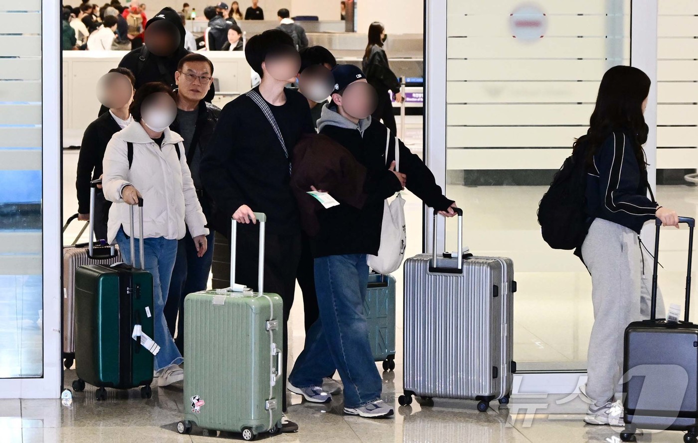 (인천공항=뉴스1) 오대일 기자 = 중동 사태 여파로 두바이 공항 운항 차질이 이어지면서 현지에 체류하던 한국인 관광객들이 5일 인천국제공항으로 귀국하고 있다. (공동취재) 202 …