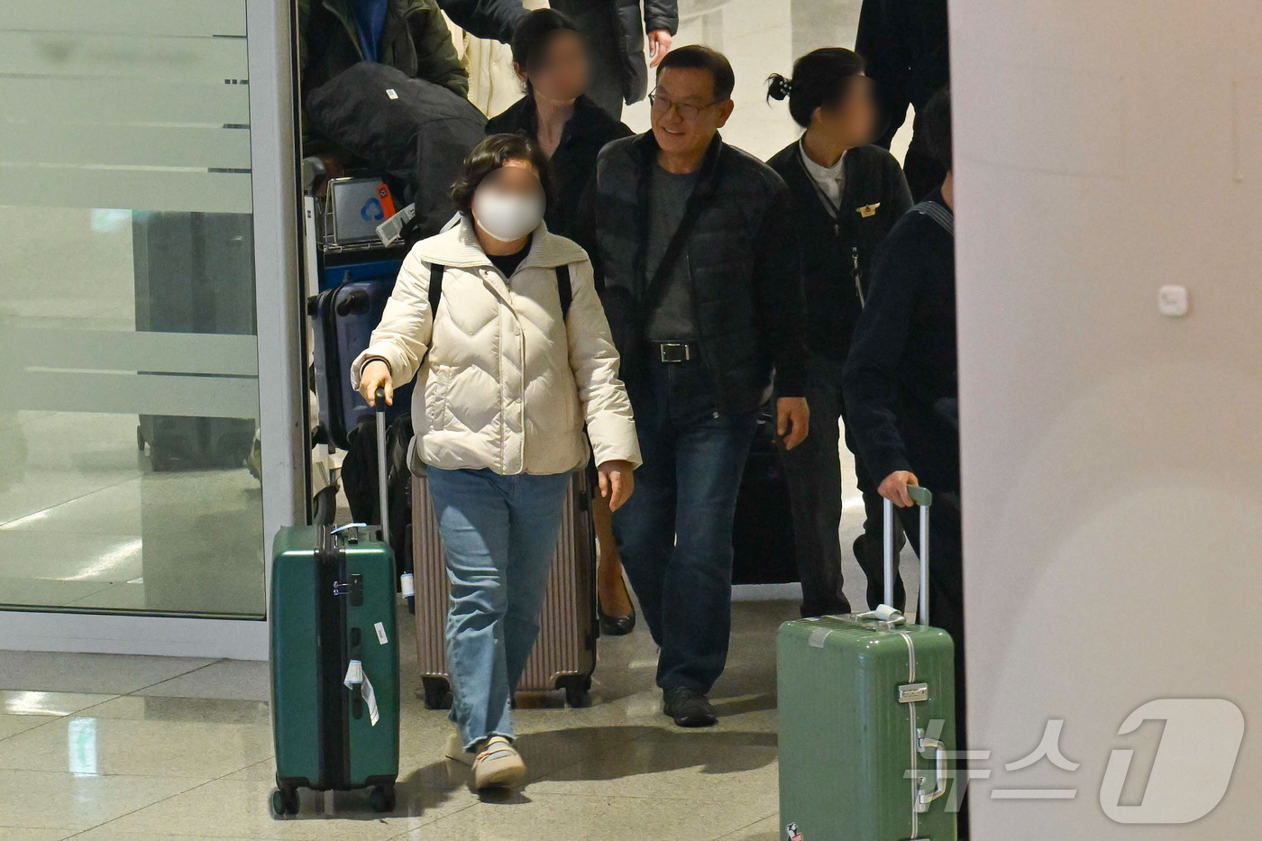 (인천공항=뉴스1) 오대일 기자 = 중동 사태 여파로 두바이 공항 운항 차질이 이어지면서 현지에 체류하던 한국인 체류객들이 5일 인천국제공항으로 귀국하고 있다. (공동취재) 202 …
