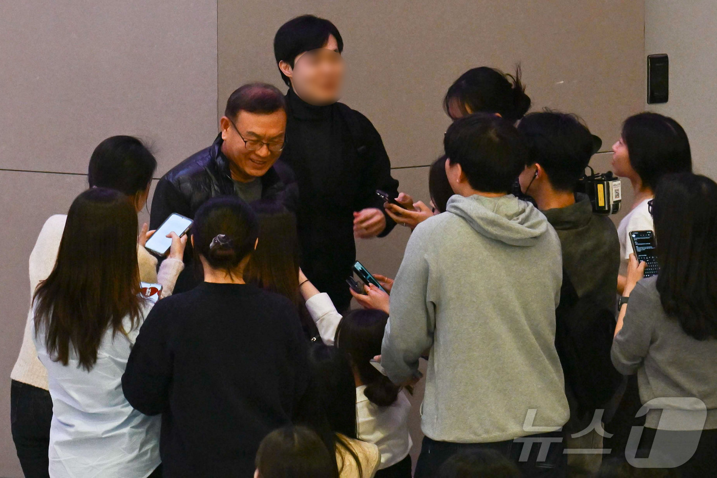 (인천공항=뉴스1) 오대일 기자 = 중동 사태 여파로 두바이 공항 운항 차질이 이어지면서 현지에 체류하던 한국인 체류객들이 5일 인천국제공항으로 귀국한 뒤 취재진의 인터뷰에 응하고 …