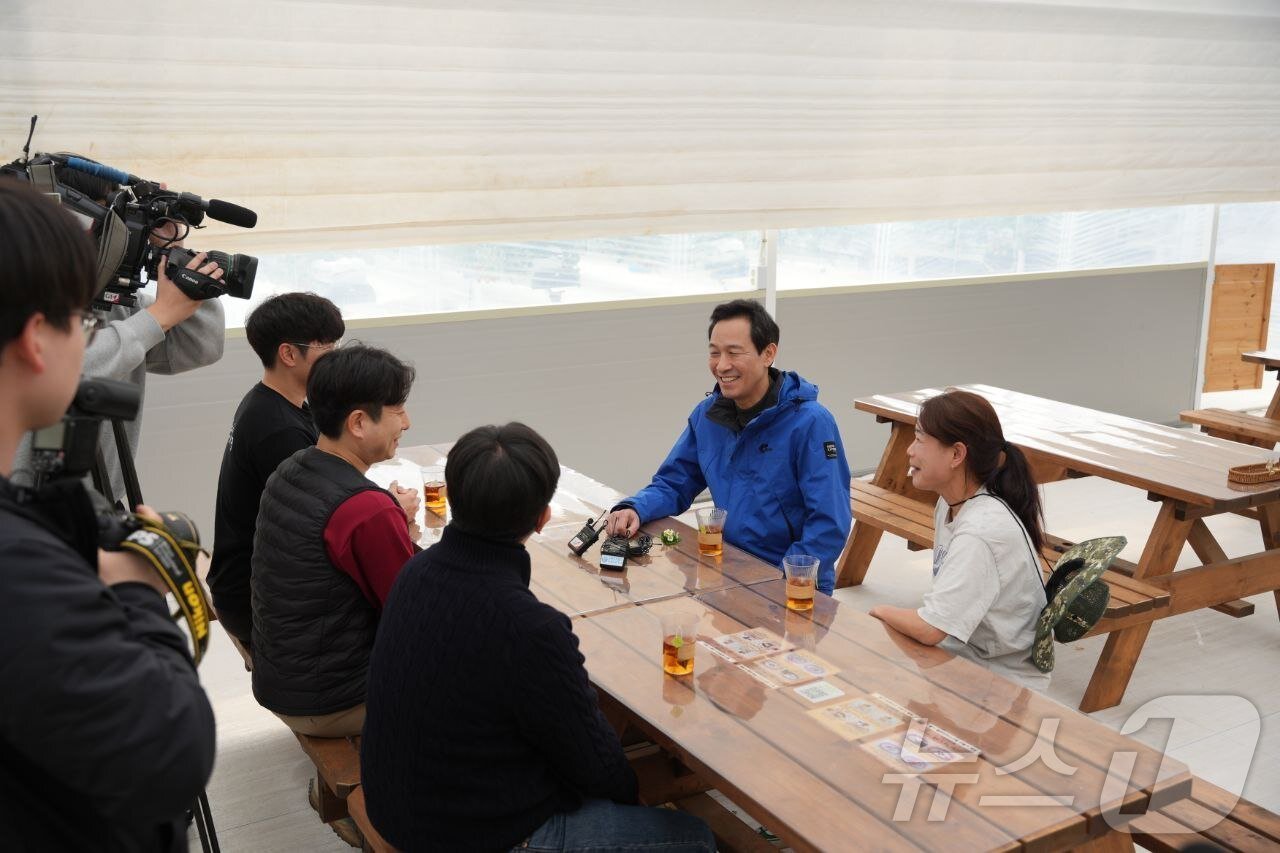 본문 이미지 - 우상호 전 청와대 정무수석이 5일 6·3 지방선거 강원도지사 선거 예비후보로 등록한 후 첫 행보로 춘천의 한 딸기농장에서 청년들과 간담회를 가졌다. (우상호 예비후보 측 제공. 재판매 및 DB금지) ⓒ 뉴스1 이종재 기자