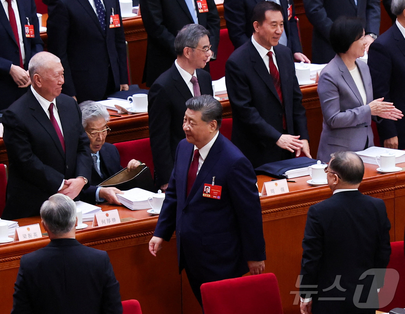 (로이터=뉴스1) 정은지 특파원 = 시진핑 중국 국가주석이 5일 베이징 인민대회당에서 개최된 전국인민대표대회(전인대) 개막식이 끝난 후 자리를 뜨고 있다.ⓒ 로이터=뉴스1