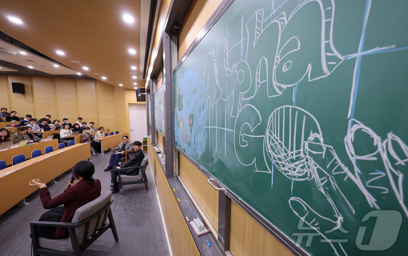 (서울=뉴스1) 김성진 기자 = 프로바둑기사 이세돌 9단이 5일 서울 관악구 서울대학교에서 열린 '알파고에서 알파폴드까지 : 이세돌–알파고 대국 10주년 기념 특별대담'에 착석해 …