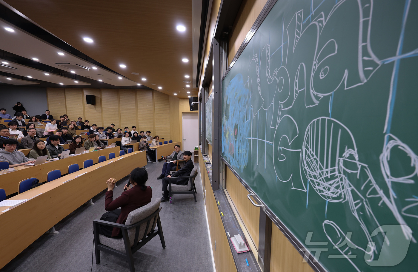 (서울=뉴스1) 김성진 기자 = 프로바둑기사 이세돌 9단이 5일 서울 관악구 서울대학교에서 열린 '알파고에서 알파폴드까지 : 이세돌–알파고 대국 10주년 기념 특별대담'에 참석해 …