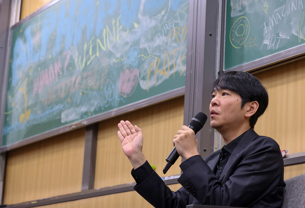 알파고와 대국 10주년 기념 특별대담하는 이세돌