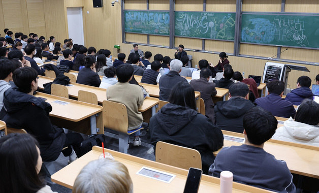 알파고와 대국 10주년 기념 특별대담하는 이세돌