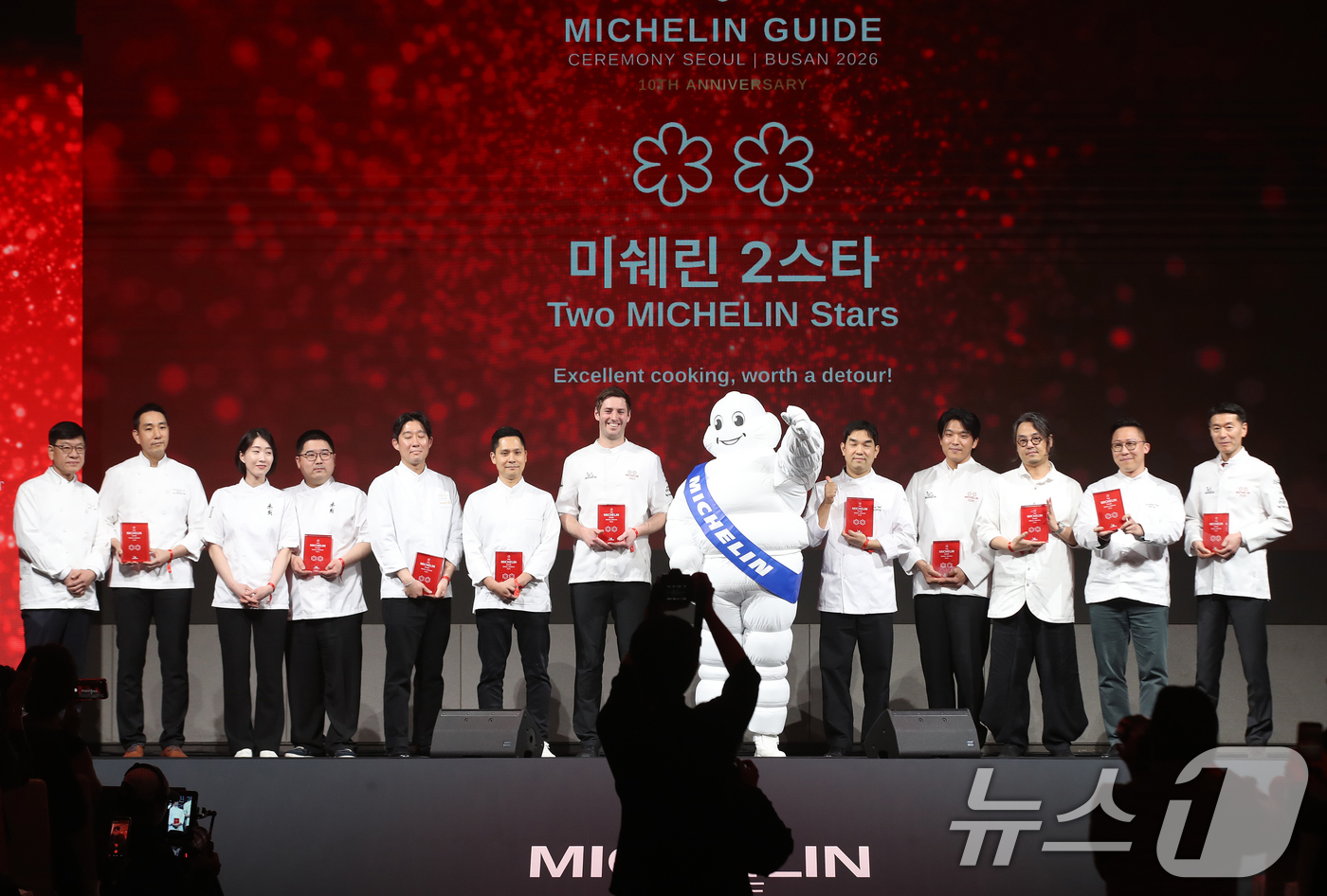 (부산=뉴스1) 윤일지 기자 = 5일 오후 부산 해운대구 시그니엘 부산에서 열린 미쉐린 가이드 세리머니 서울&부산 2026 행사에서 별 2개를 받은 셰프들이 기념촬영을 하고 있다. …