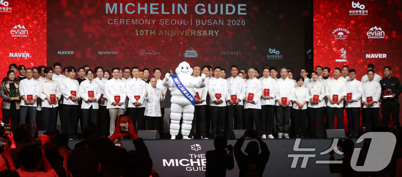 (부산=뉴스1) 윤일지 기자 = 5일 오후 부산 해운대구 시그니엘 부산에서 열린 미쉐린 가이드 세리머니 서울&부산 2026 행사에서 수상한 셰프들이 기념촬영을 하고 있다.  202 …