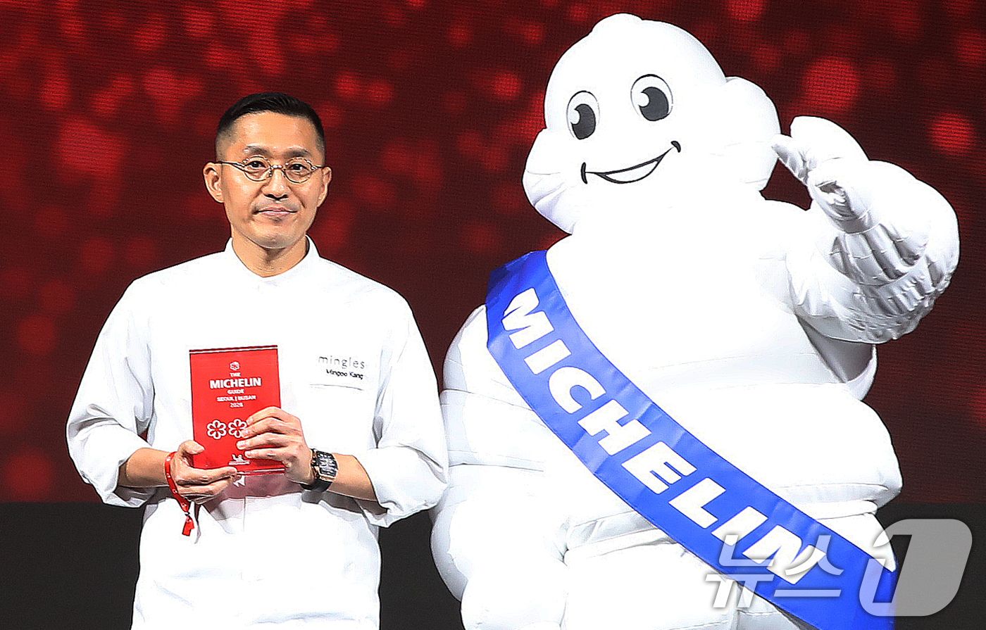 (부산=뉴스1) 윤일지 기자 = 5일 오후 부산 해운대구 시그니엘 부산에서 열린 미쉐린 가이드 세리머니 서울&부산 2026 행사에서 별 3개를 받은 '밍글스'의 강민구 셰프가 기념 …