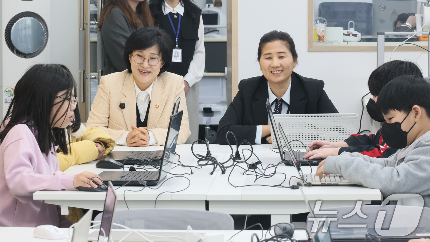 (서울=뉴스1) = 원민경 성평등가족부 장관이 5일 오후 서울 도봉구 서울시립창동청소년센터 청소년방과후아카데미를 방문해 학생들의 수업을 참관하고 있다. (성평등가족부 제공. 재판매 …