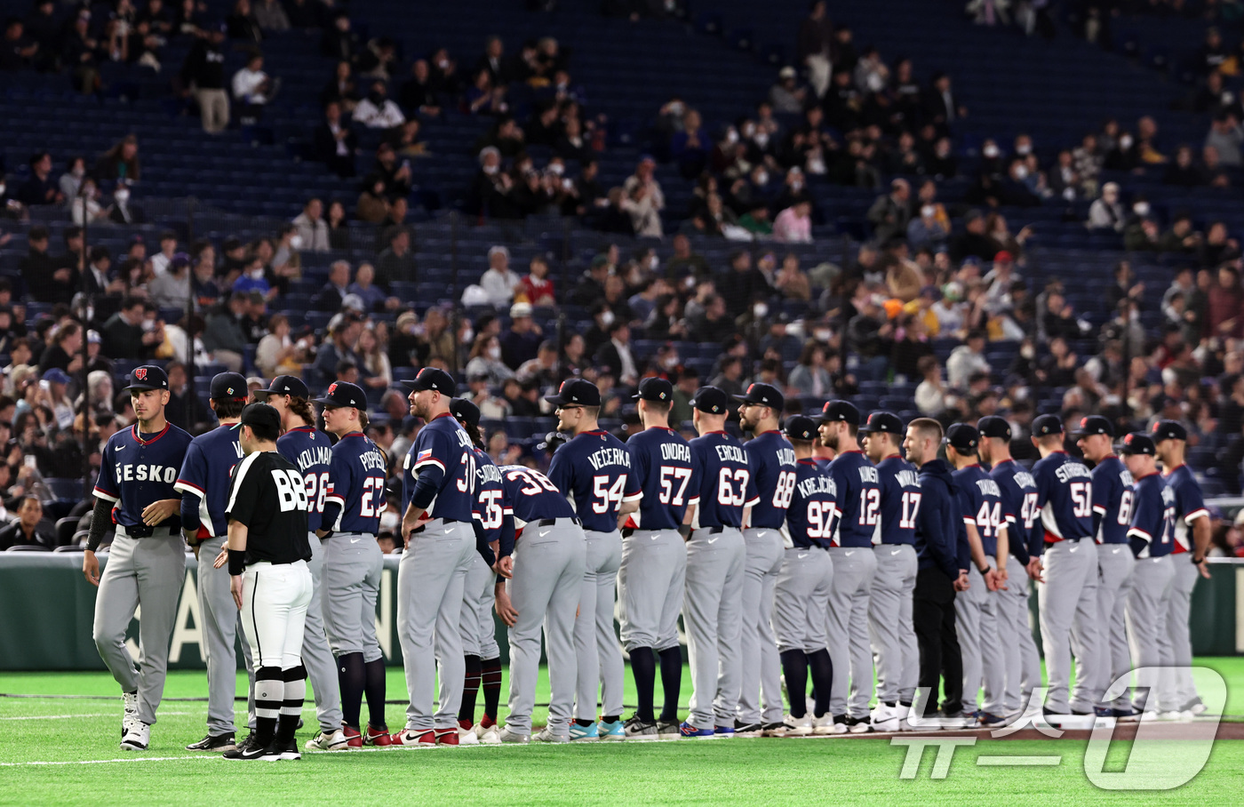 (도쿄=뉴스1) 구윤성 기자 = 5일 오후 일본 도쿄돔에서 열린 2026 월드베이스볼클래식 C조 1차전 대한민국과 체코의 경기에 앞서 체코 선수들이 그라운드에 도열하고 있다.  2 …