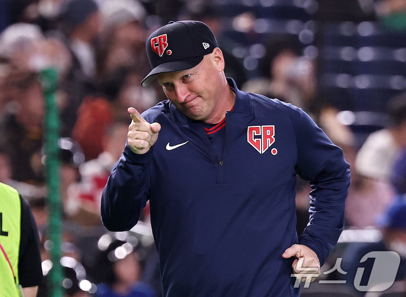 (도쿄=뉴스1) 구윤성 기자 = 5일 오후 일본 도쿄돔에서 열린 2026 월드베이스볼클래식 C조 1차전 대한민국과 체코의 경기에 앞서 파벨 하딤 체코 감독이 그라운드로 나서고 있다 …