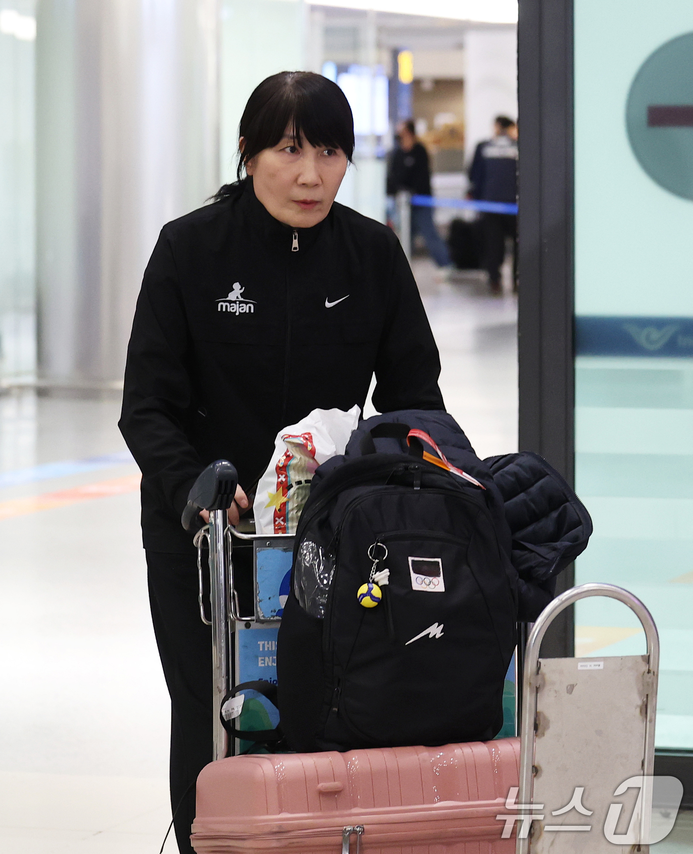 (인천공항=뉴스1) 오대일 기자 = 중동 상황 악화로 급거 귀국한 이도희 이란 여자배구 국가대표팀 감독이 5일 오후 인천국제공항 제1터미널을 통해 귀국하고 있다. 2026.3.5/ …