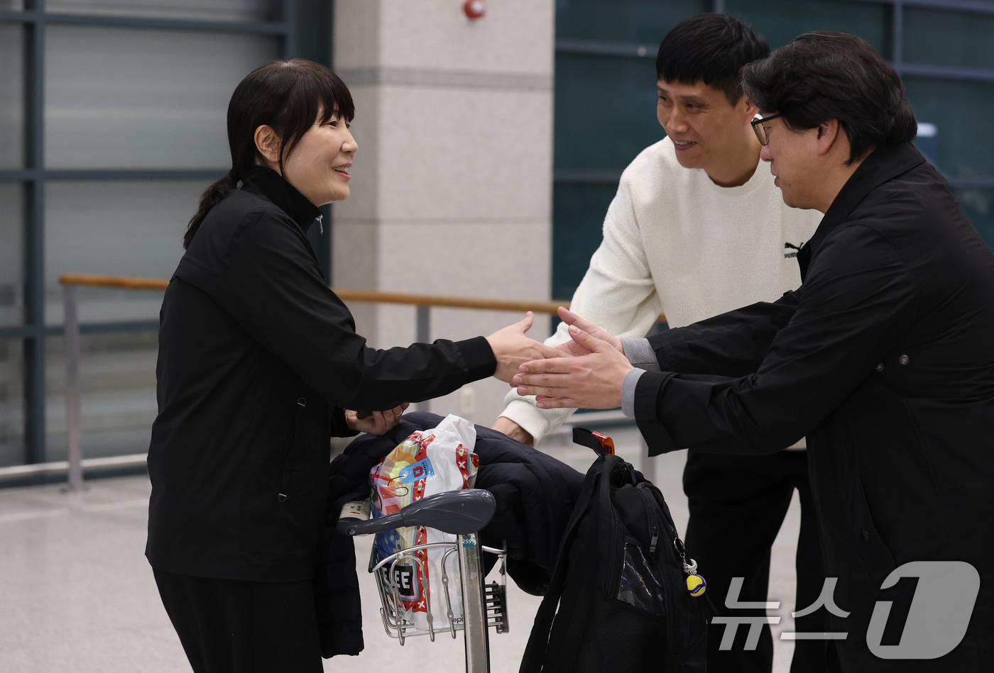 (인천공항=뉴스1) 오대일 기자 = 중동 상황 악화로 급거 귀국한 이도희 이란 여자배구 국가대표팀 감독이 5일 오후 인천국제공항 제1터미널을 통해 귀국해 관계자들과 인사를 나누고 …