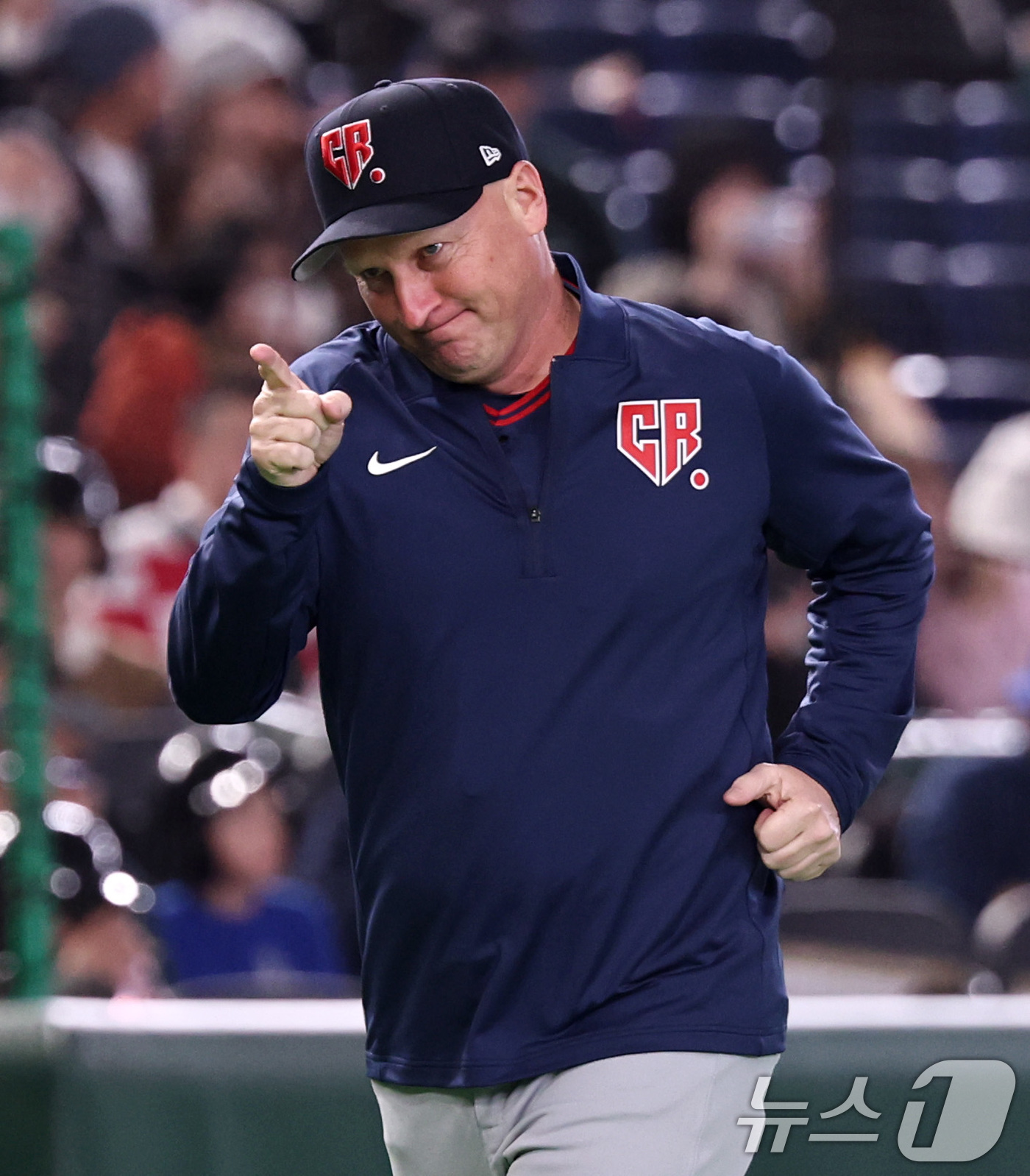 (도쿄=뉴스1) 구윤성 기자 = 5일 오후 일본 도쿄돔에서 열린 2026 월드베이스볼클래식 C조 1차전 대한민국과 체코의 경기에 앞서 파벨 하딤 체코 감독이 그라운드로 나서고 있다 …