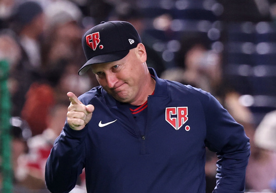 도쿄돔 입장하는 파벨 하딤 체코 감독