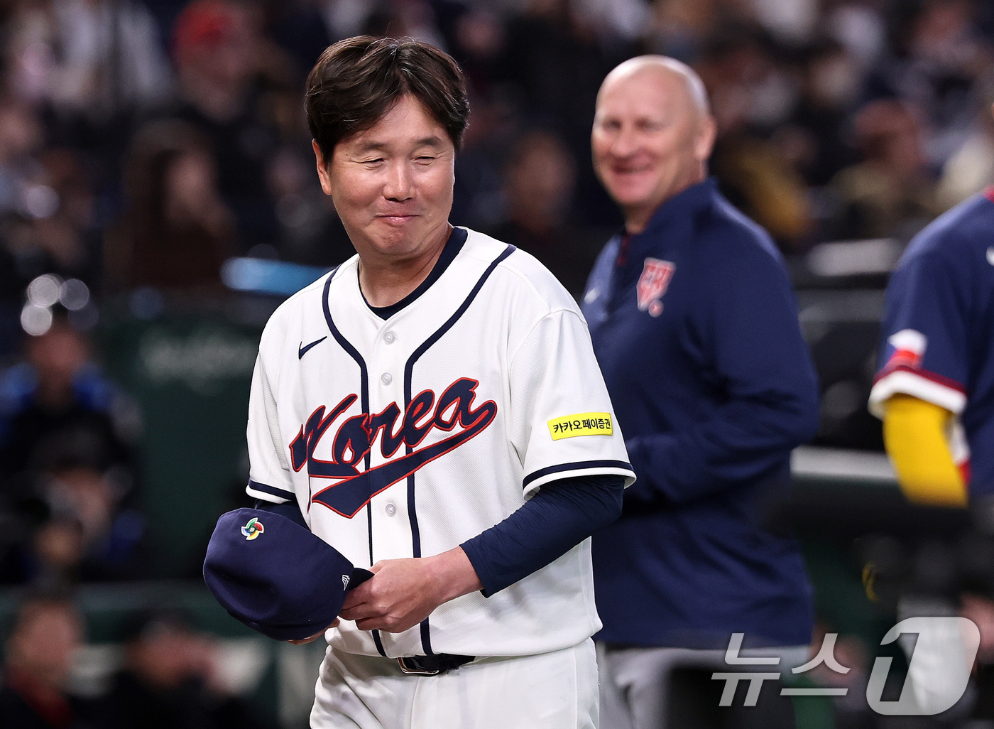 (도쿄=뉴스1) 구윤성 기자 = 5일 오후 일본 도쿄돔에서 열린 2026 월드베이스볼클래식 C조 1차전 대한민국과 체코의 경기에 앞서 류지현 한국 감독이 파벨 하딤 체코 감독과 인 …