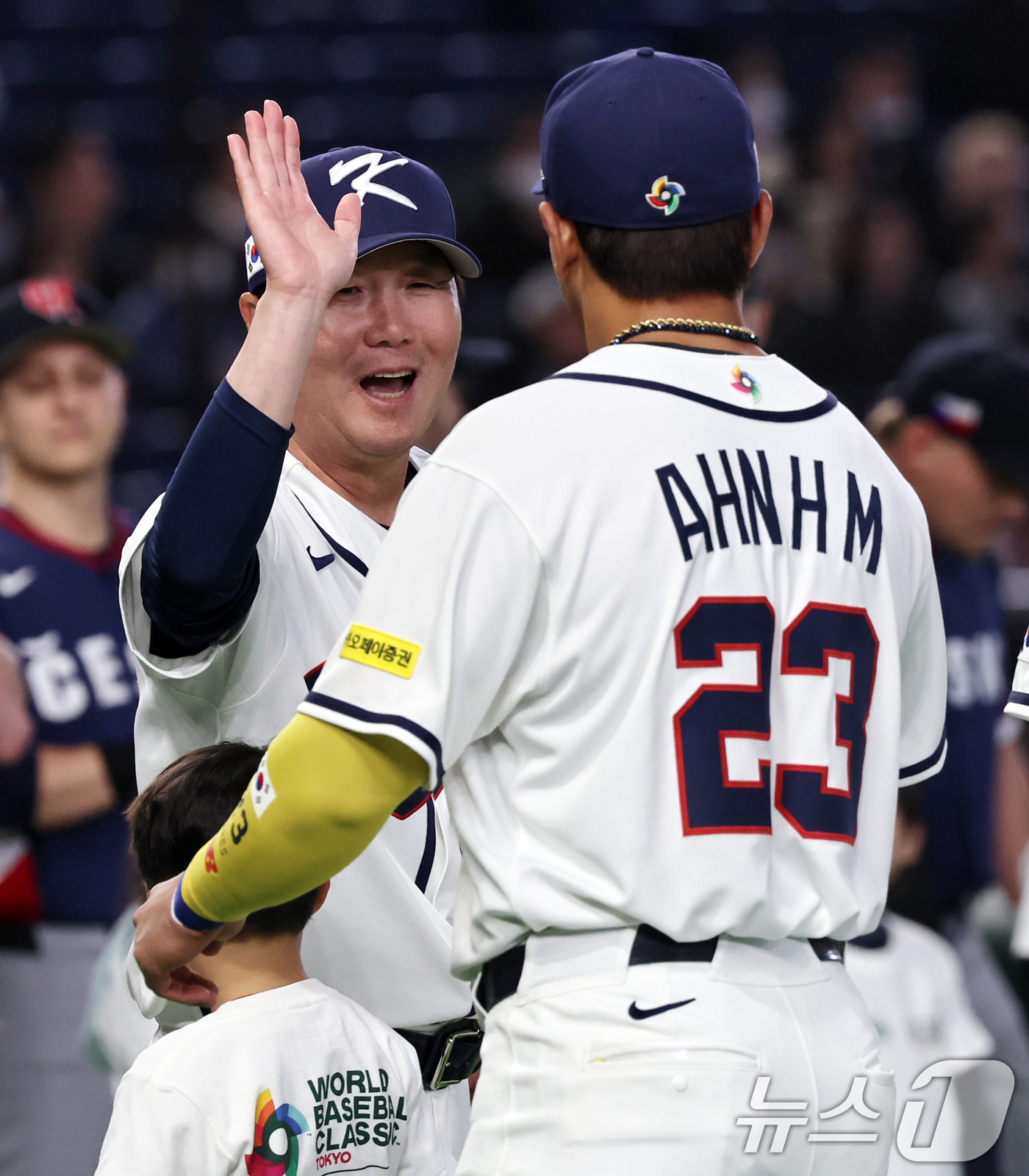 (도쿄=뉴스1) 구윤성 기자 = 5일 오후 일본 도쿄돔에서 열린 2026 월드베이스볼클래식 C조 1차전 대한민국과 체코의 경기에 앞서 류지현 한국 감독이 그라운드에 입장하는 안현민 …