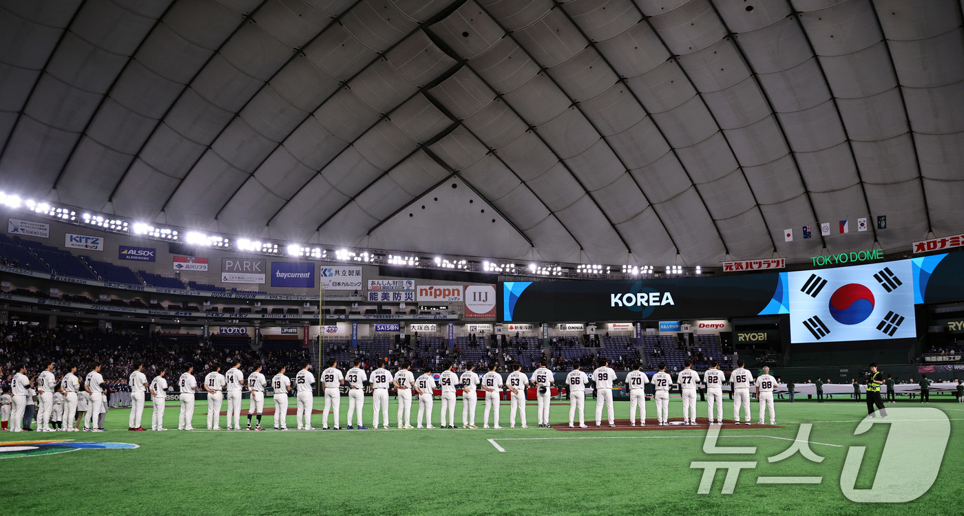 (도쿄=뉴스1) 구윤성 기자 = 5일 오후 일본 도쿄돔에서 열린 2026 월드베이스볼클래식 C조 1차전 대한민국과 체코의 경기를 앞두고 대한민국 선수들이 국민의례를 하고 있다. …