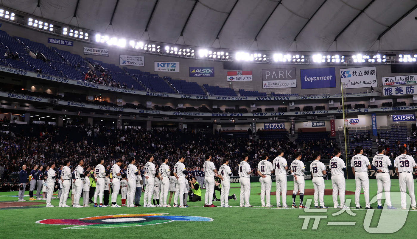 (도쿄=뉴스1) 구윤성 기자 = 5일 오후 일본 도쿄돔에서 열린 2026 월드베이스볼클래식 C조 1차전 대한민국과 체코의 경기를 앞두고 대한민국 선수들이 국민의례를 하고 있다. 2 …