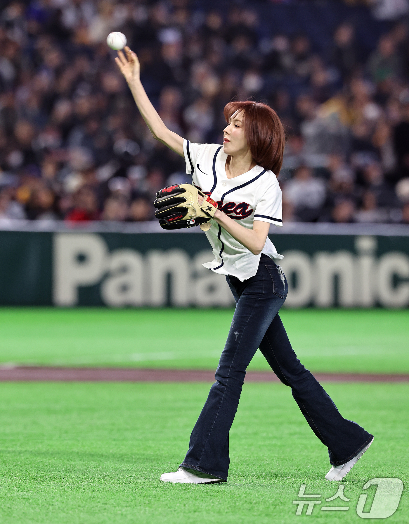 (도쿄=뉴스1) 구윤성 기자 = 5일 오후 일본 도쿄돔에서 열린 2026 월드베이스볼클래식 C조 1차전 대한민국과 체코의 경기에 앞서 레드벨벳 웬디가 시구하고 있다. 2026.3. …