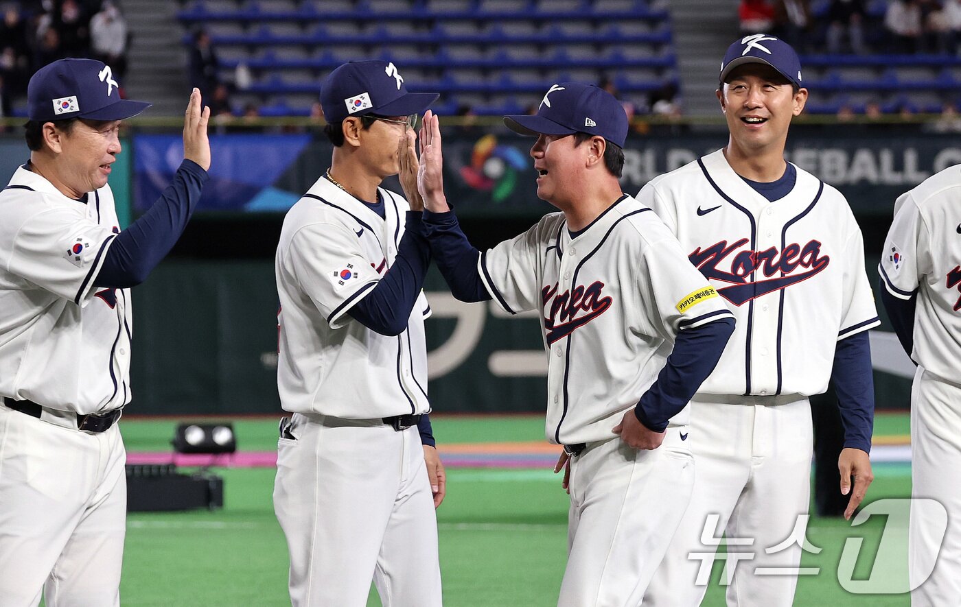 본문 이미지 - 5일 오후 일본 도쿄돔에서 열린 2026 월드베이스볼클래식 C조 1차전 대한민국과 체코의 경기에 앞서 류지현 한국 감독이 그라운드에 입장하며 코치진과 하이파이브하고 있다. 2026.3.5 ⓒ 뉴스1 구윤성 기자