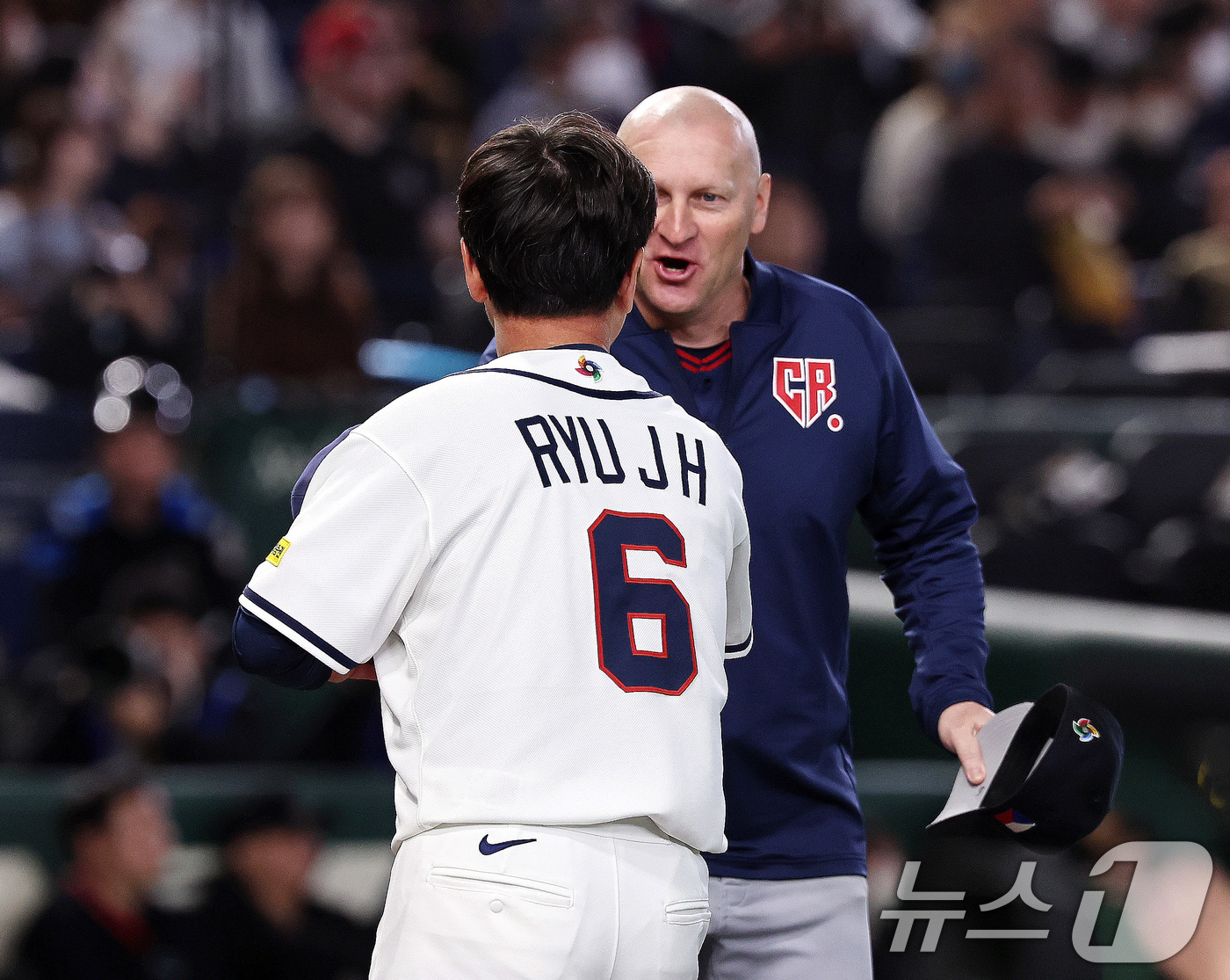 (도쿄=뉴스1) 구윤성 기자 = 5일 오후 일본 도쿄돔에서 열린 2026 월드베이스볼클래식 C조 1차전 대한민국과 체코의 경기에 앞서 류지현 한국 감독이 파벨 하딤 체코 감독과 악 …