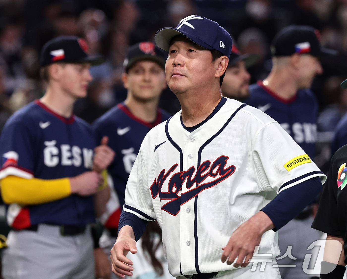 (도쿄=뉴스1) 구윤성 기자 = 5일 오후 일본 도쿄돔에서 열린 2026 월드베이스볼클래식 C조 1차전 대한민국과 체코의 경기에 앞서 류지현 한국 감독이 그라운드에 입장하고 있다. …