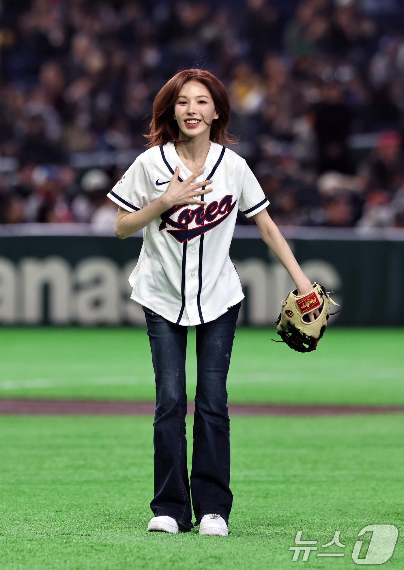 (도쿄=뉴스1) 구윤성 기자 = 5일 오후 일본 도쿄돔에서 열린 2026 월드베이스볼클래식 C조 1차전 대한민국과 체코의 경기에 앞서 레드벨벳 웬디가 시구를 마치고 인사하고 있다. …