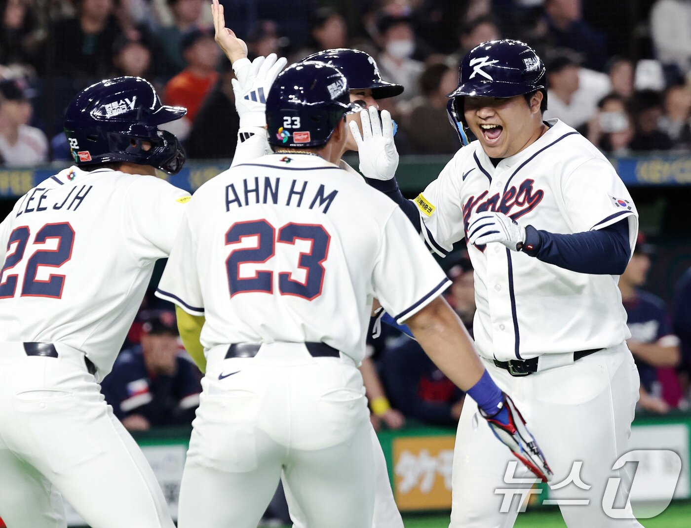 본문 이미지 - 5일 오후 일본 도쿄돔에서 열린 2026 월드베이스볼클래식 C조 1차전 대한민국과 체코의 경기. 대한민국의 1회말 공격 1사 만루상황때 문보경이 만루홈런을 친 뒤 기쁨을 나누고 있다. 2026.3.5 ⓒ 뉴스1 구윤성 기자