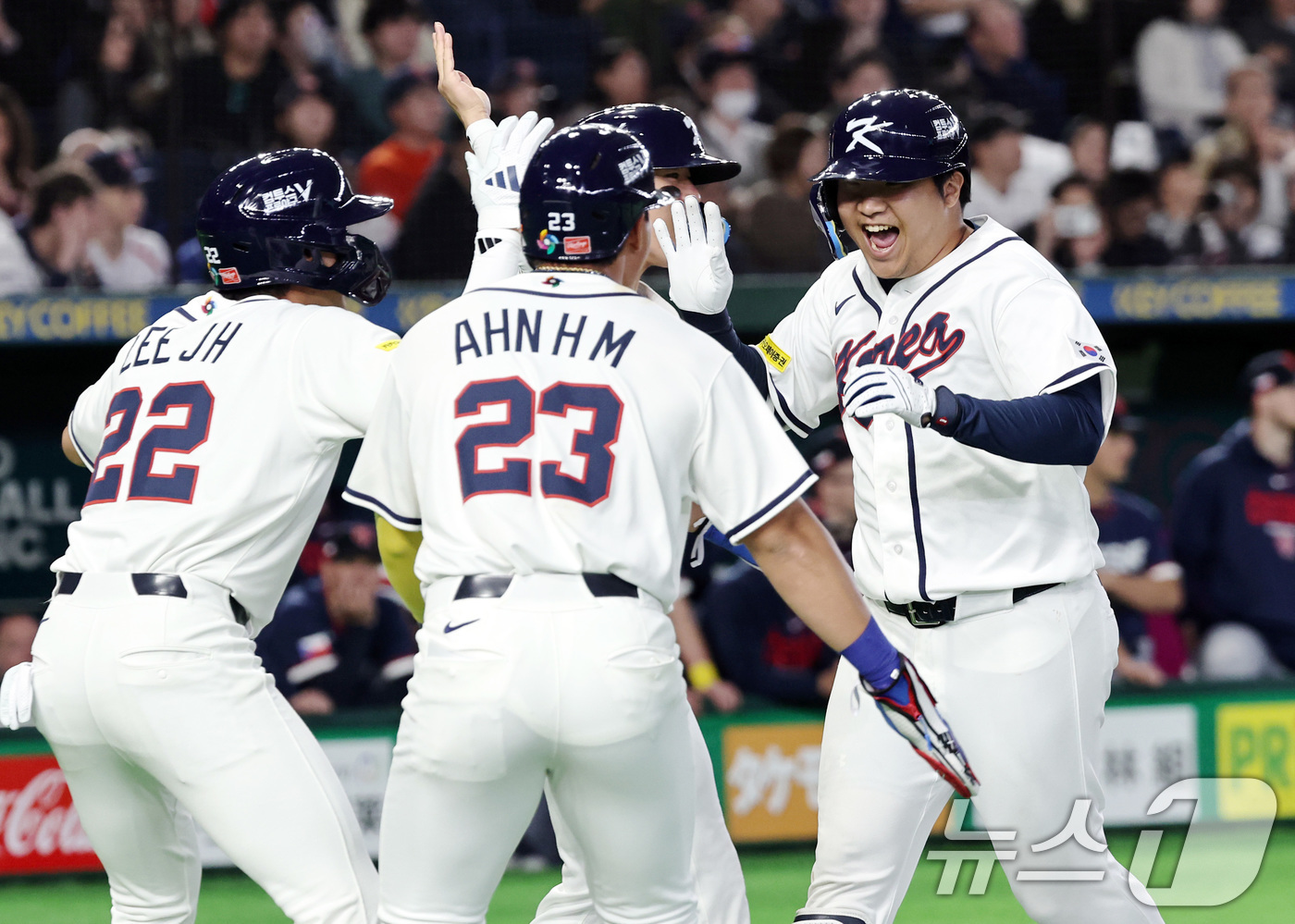 (도쿄=뉴스1) 구윤성 기자 = 5일 오후 일본 도쿄돔에서 열린 2026 월드베이스볼클래식 C조 1차전 대한민국과 체코의 경기. 대한민국의 1회말 공격 1사 만루상황때 문보경이 만 …