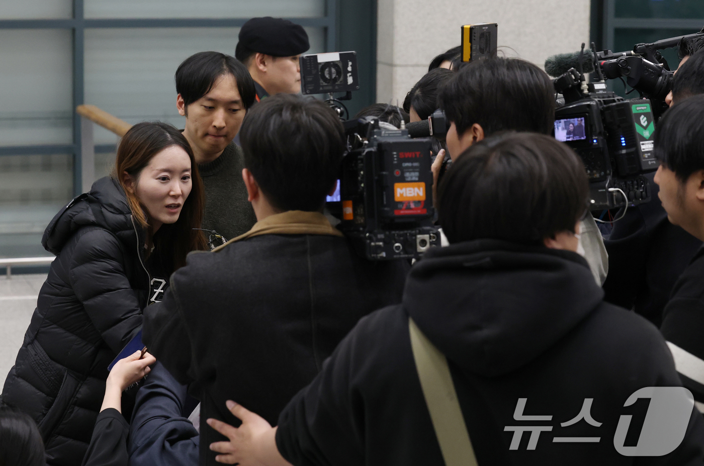 (인천공항=뉴스1) 오대일 기자 = 중동 상황 악화로 귀국 행렬이 이어지는 가운데 5일 오후 인천국제공항 제1터미널을 통해 귀국한 주이란대사관 직원이 취재진과 인터뷰를 하고 있다. …