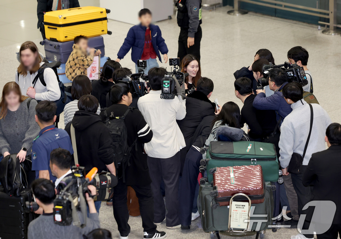 (인천공항=뉴스1) 오대일 기자 = 중동 상황 악화로 귀국 행렬이 이어지는 가운데 5일 오후 인천국제공항 제1터미널을 통해 귀국한 주이란대사관 직원이 취재진과 인터뷰를 하고 있다. …