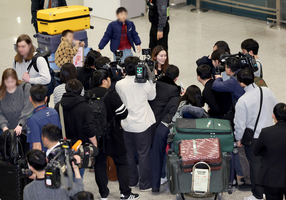 취재진에 둘러싸인 주이란대사관 직원