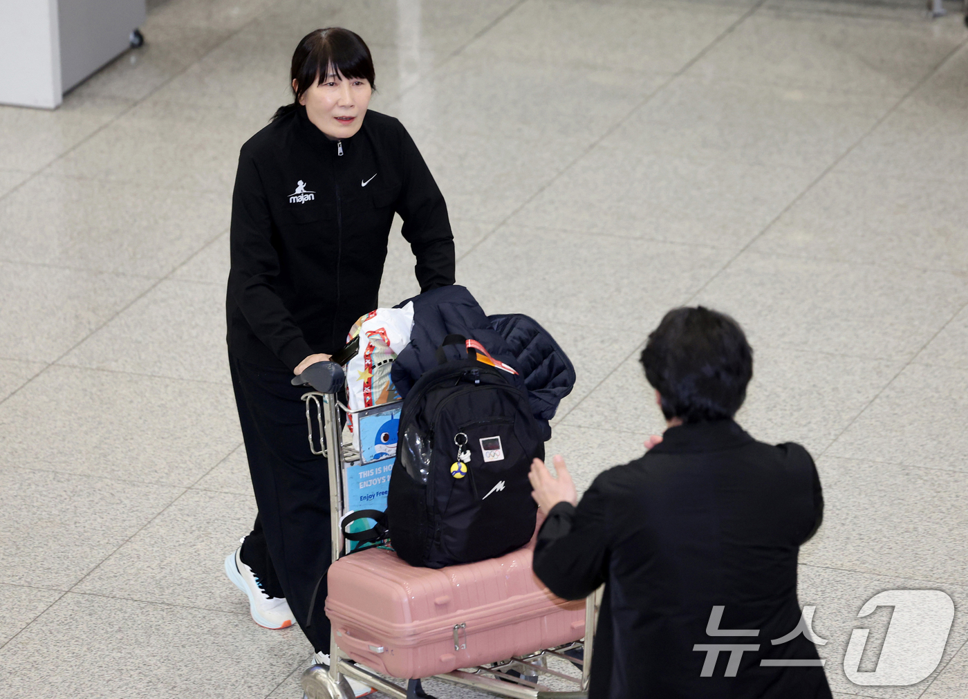 (인천공항=뉴스1) 오대일 기자 = 중동 상황 악화로 급거 귀국한 이도희 이란 여자배구 국가대표팀 감독이 5일 오후 인천국제공항 제1터미널을 통해 입국하고 있다. (공동취재) 20 …