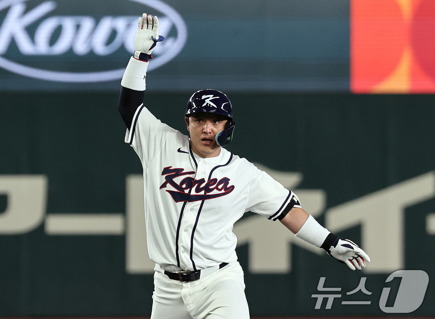 (도쿄=뉴스1) 구윤성 기자 = 5일 오후 일본 도쿄돔에서 열린 2026 월드베이스볼클래식 C조 1차전 대한민국과 체코의 경기. 대한민국의 2회말 무사 주자 없는 상황때 박동원이 …