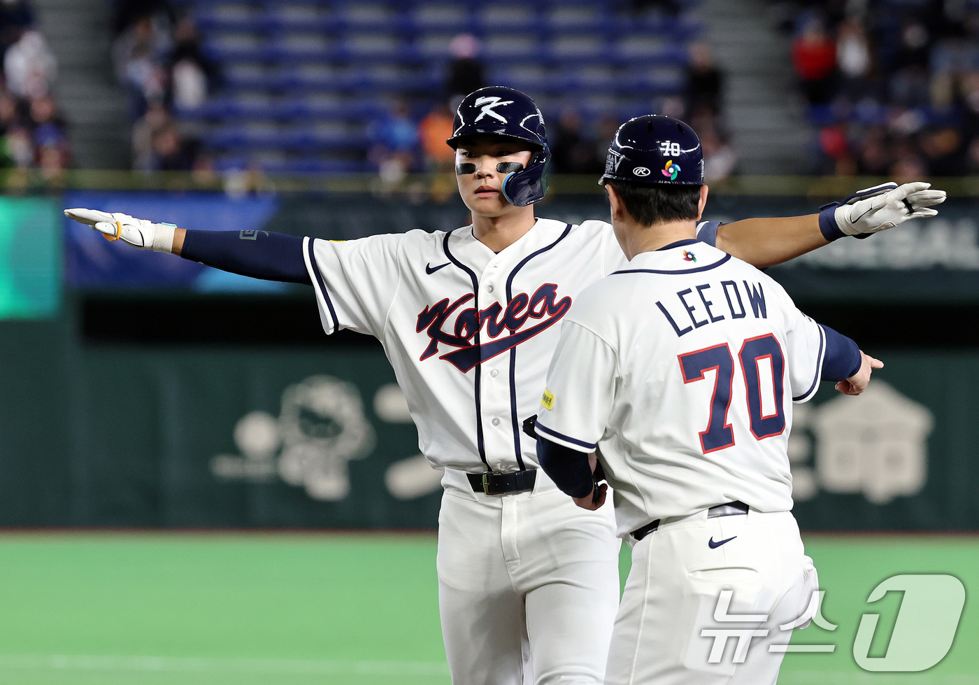 (도쿄=뉴스1) 구윤성 기자 = 5일 오후 일본 도쿄돔에서 열린 2026 월드베이스볼클래식 C조 1차전 대한민국과 체코의 경기. 대한민국의 2회말 무사 2루 상황때 김주원이 안타를 …