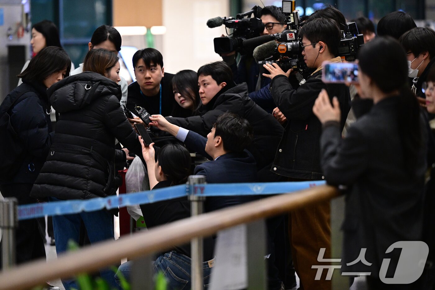 본문 이미지 - 중동 상황 악화로 귀국 행렬이 이어지는 가운데 5일 오후 인천국제공항 제1터미널을 통해 귀국한 주이란대사관 직원이 취재진과 인터뷰를 하고 있다. (공동취재) 2026.3.5 ⓒ 뉴스1 오대일 기자
