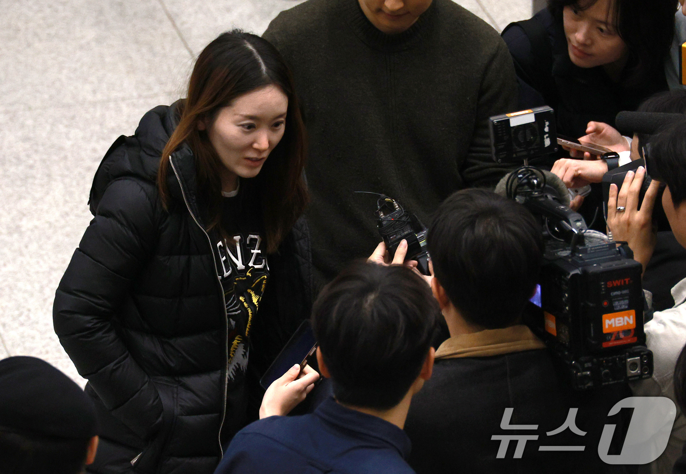 (인천공항=뉴스1) 오대일 기자 = 중동 상황 악화로 귀국 행렬이 이어지는 가운데 5일 오후 인천국제공항 제1터미널을 통해 귀국한 주이란대사관 직원이 취재진과 인터뷰를 하고 있다. …