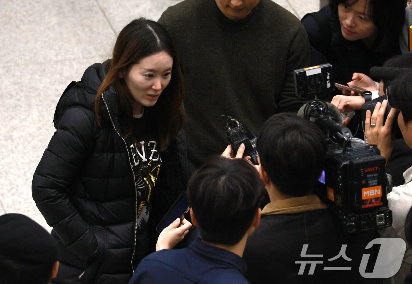 본문 이미지 - 중동 상황 악화로 귀국 행렬이 이어지는 가운데 5일 오후 인천국제공항 제1터미널을 통해 귀국한 주이란대사관 직원이 취재진과 인터뷰를 하고 있다. (공동취재) 2026.3.5 ⓒ 뉴스1 오대일 기자