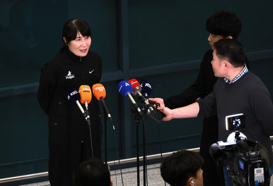 인터뷰하는 이도희 이란 여자배구 감독