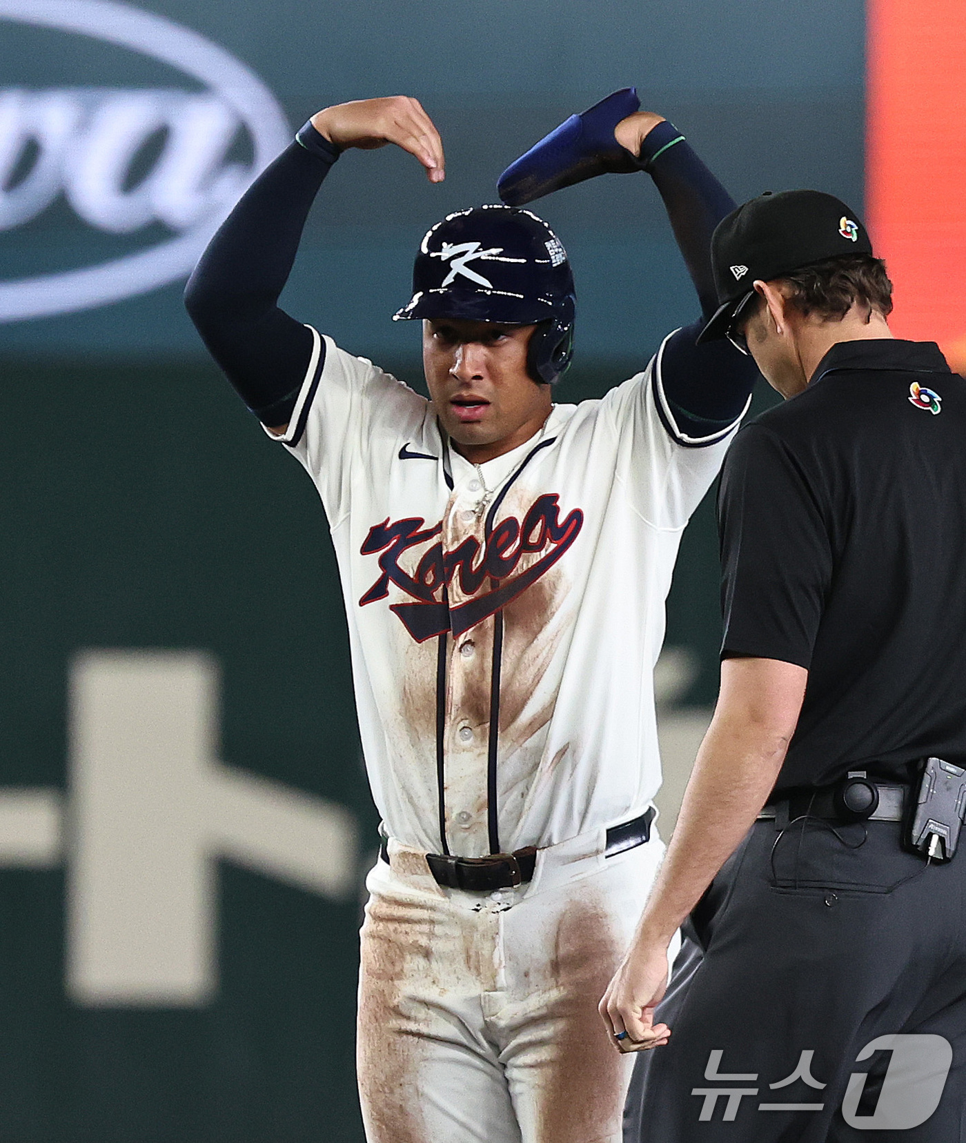 (도쿄=뉴스1) 구윤성 기자 = 5일 오후 일본 도쿄돔에서 열린 2026 월드베이스볼클래식 C조 1차전 대한민국과 체코의 경기. 대한민국의 2회말 2사 1루 이정후 타석때 1루 주 …