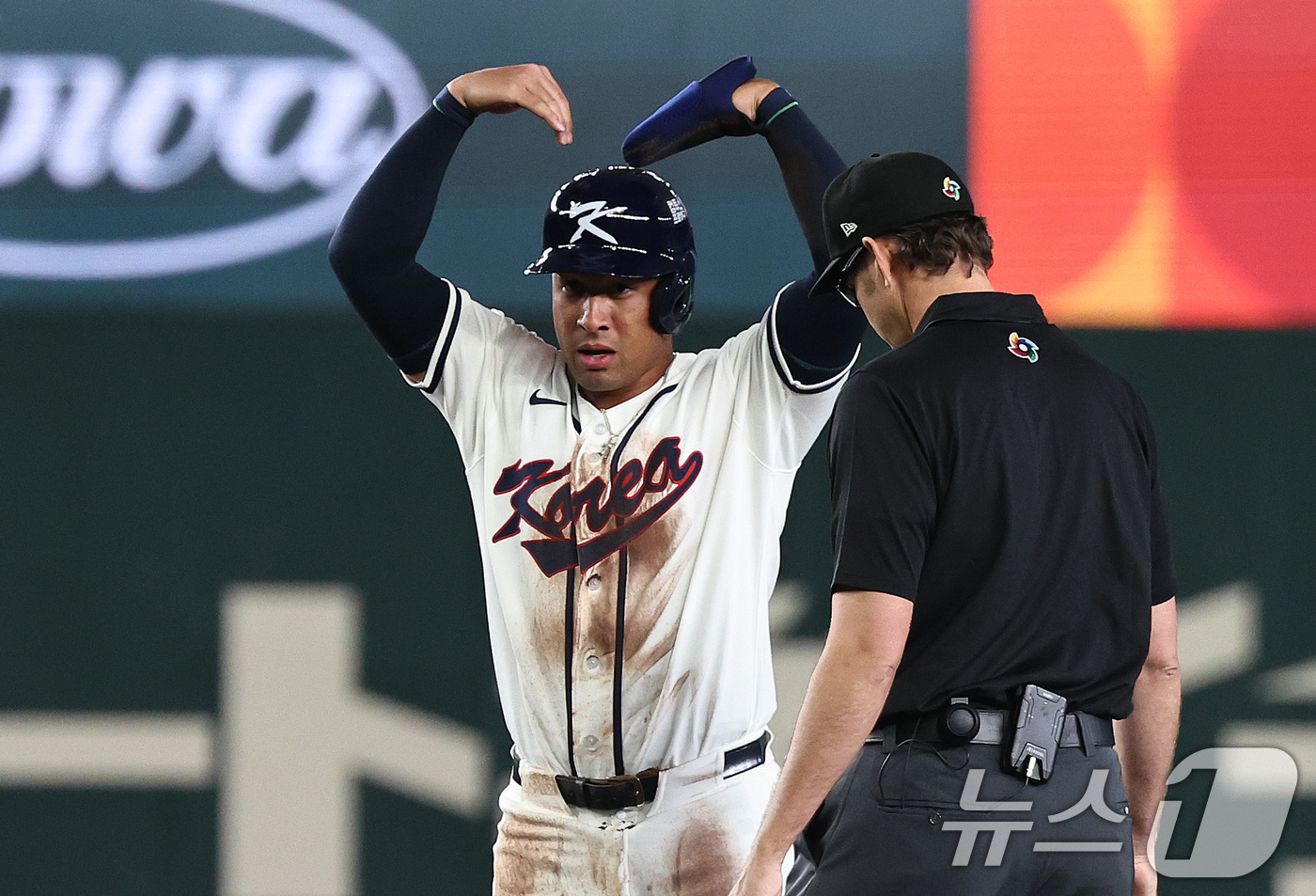 (도쿄=뉴스1) 구윤성 기자 = 5일 오후 일본 도쿄돔에서 열린 2026 월드베이스볼클래식 C조 1차전 대한민국과 체코의 경기. 대한민국의 2회말 2사 1루 이정후 타석때 1루 주 …