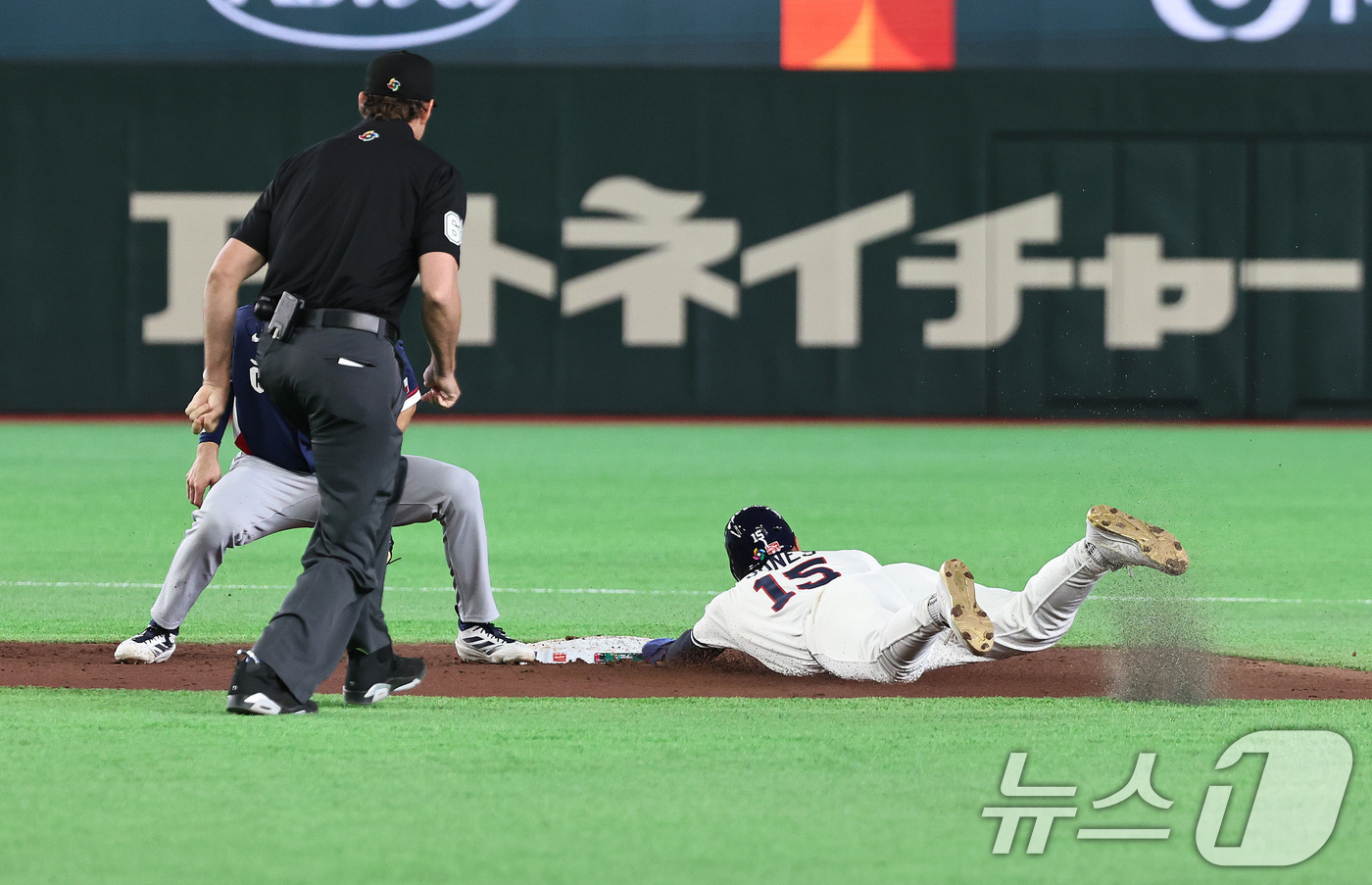 (도쿄=뉴스1) 구윤성 기자 = 5일 오후 일본 도쿄돔에서 열린 2026 월드베이스볼클래식 C조 1차전 대한민국과 체코의 경기. 대한민국의 2회말 2사 1루 이정후 타석때 1루 주 …