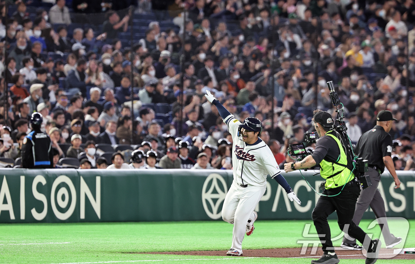 (도쿄=뉴스1) 구윤성 기자 = 5일 오후 일본 도쿄돔에서 열린 2026 월드베이스볼클래식 C조 1차전 대한민국과 체코의 경기. 대한민국의 1회말 공격 1사 만루상황때 문보경이 만 …