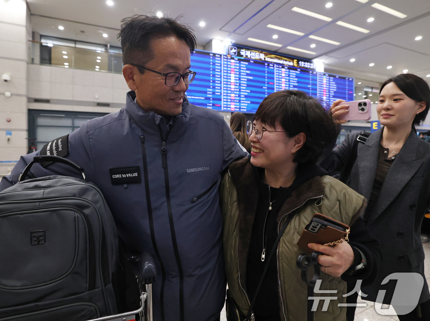 (인천공항=뉴스1) 오대일 기자 = 중동 상황 악화로 귀국 행렬이 이어지는 가운데 5일 오후 인천국제공항 제1터미널에서 사우디 파견근무 중 귀국한 삼성 E&A 직원이 가족과 인사를 …