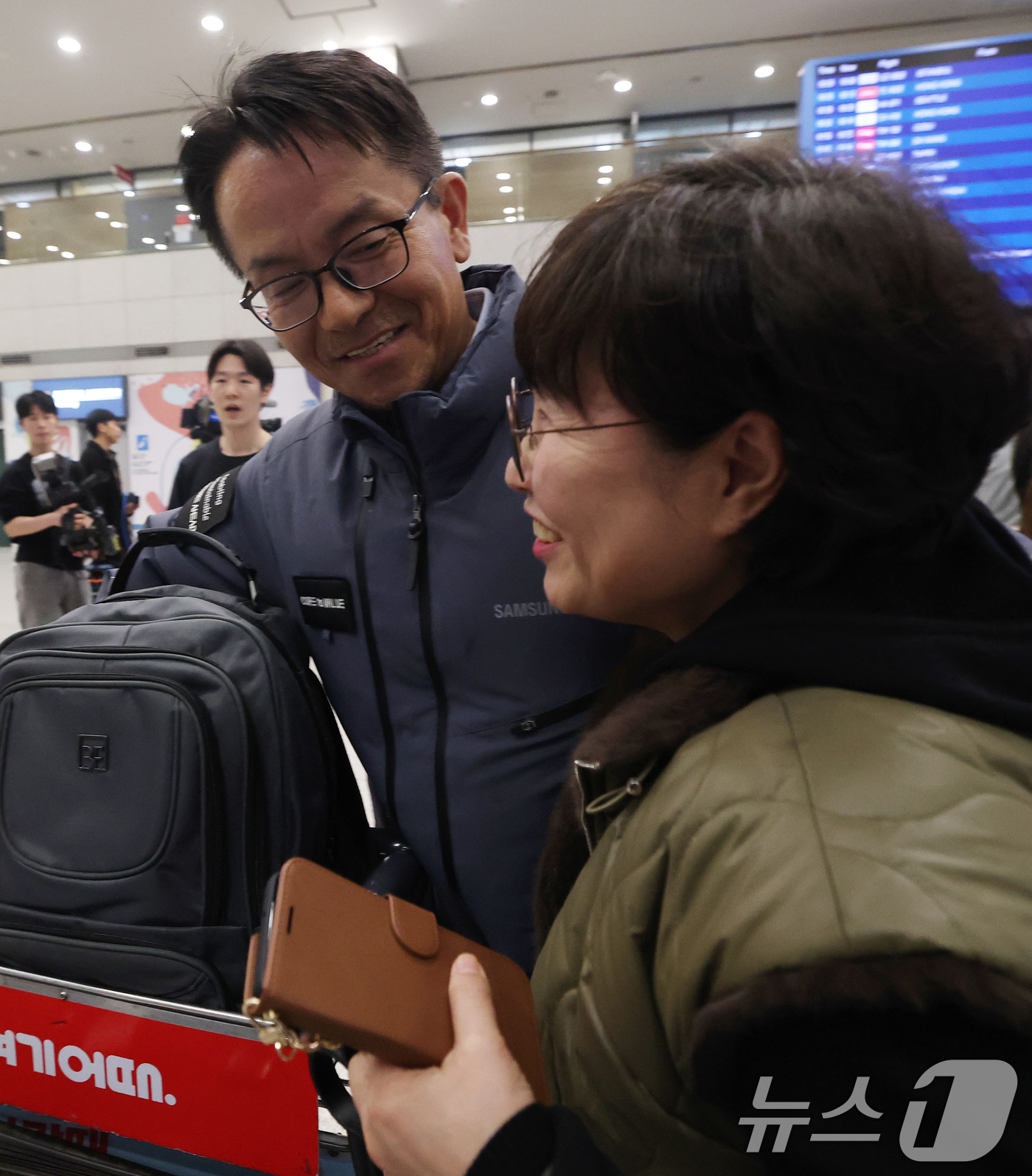 (인천공항=뉴스1) 오대일 기자 = 중동 상황 악화로 귀국 행렬이 이어지는 가운데 5일 오후 인천국제공항 제1터미널에서 사우디 파견근무 중 귀국한 삼성 E&A 직원이 가족과 인사를 …