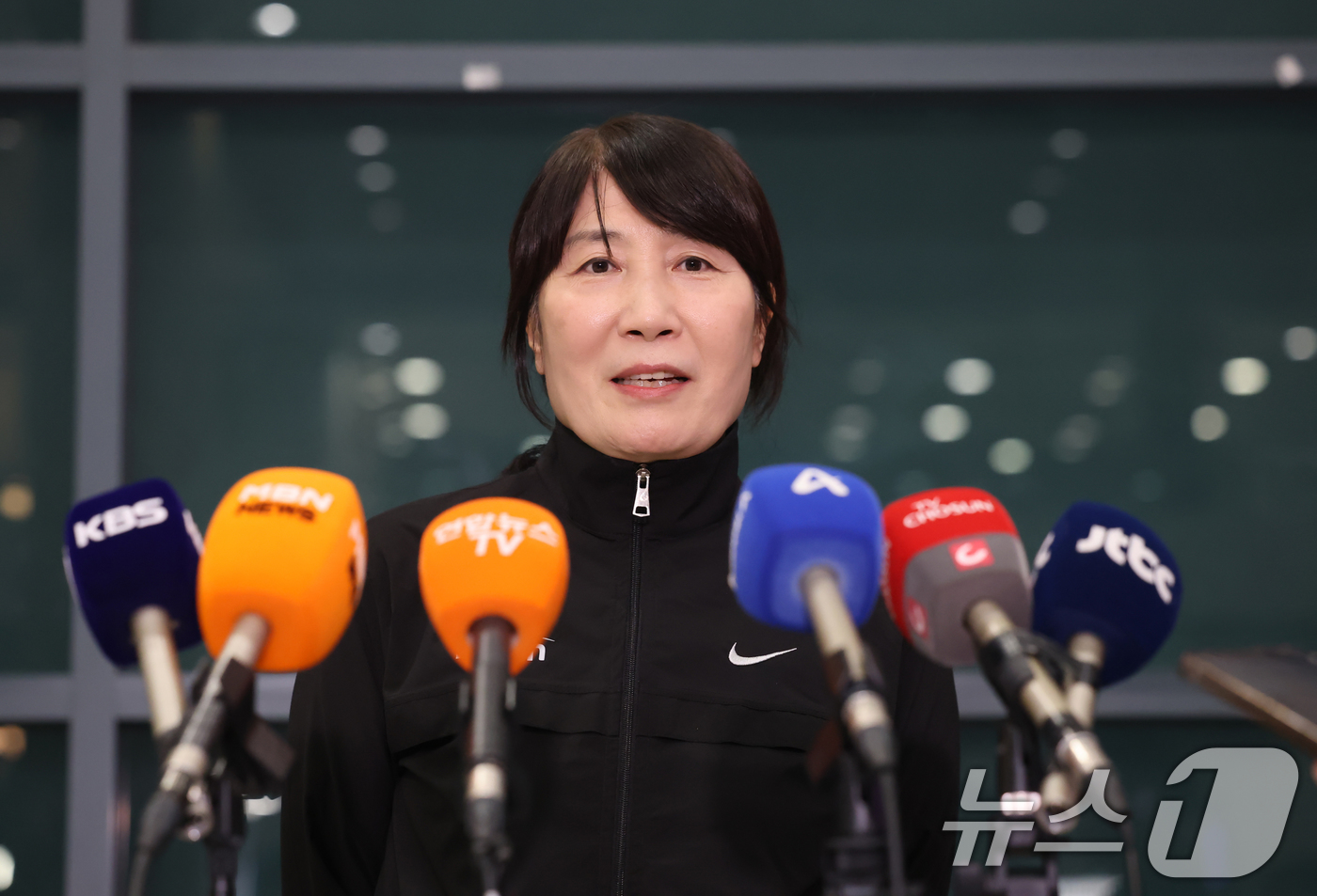 (인천공항=뉴스1) 오대일 기자 = 중동 상황 악화로 급거 귀국한 이도희 이란 여자배구 국가대표팀 감독이 5일 오후 인천국제공항 제1터미널을 통해 입국해 취재진과 인터뷰를 하고 있 …