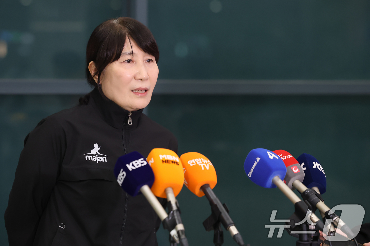 (인천공항=뉴스1) 오대일 기자 = 중동 상황 악화로 급거 귀국한 이도희 이란 여자배구 국가대표팀 감독이 5일 오후 인천국제공항 제1터미널을 통해 입국해 취재진과 인터뷰를 하고 있 …